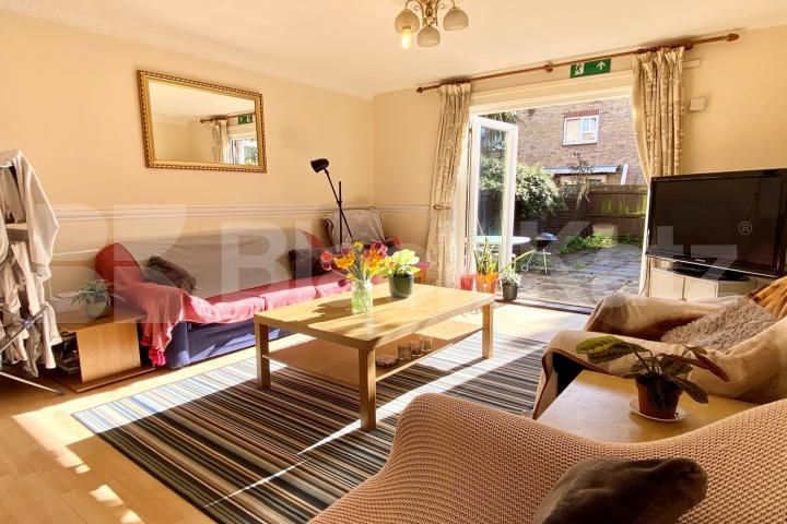 1100 Sq.Ft. of living & entertaining space with hot water & heating included Canterbury Place, Elephant and Castle